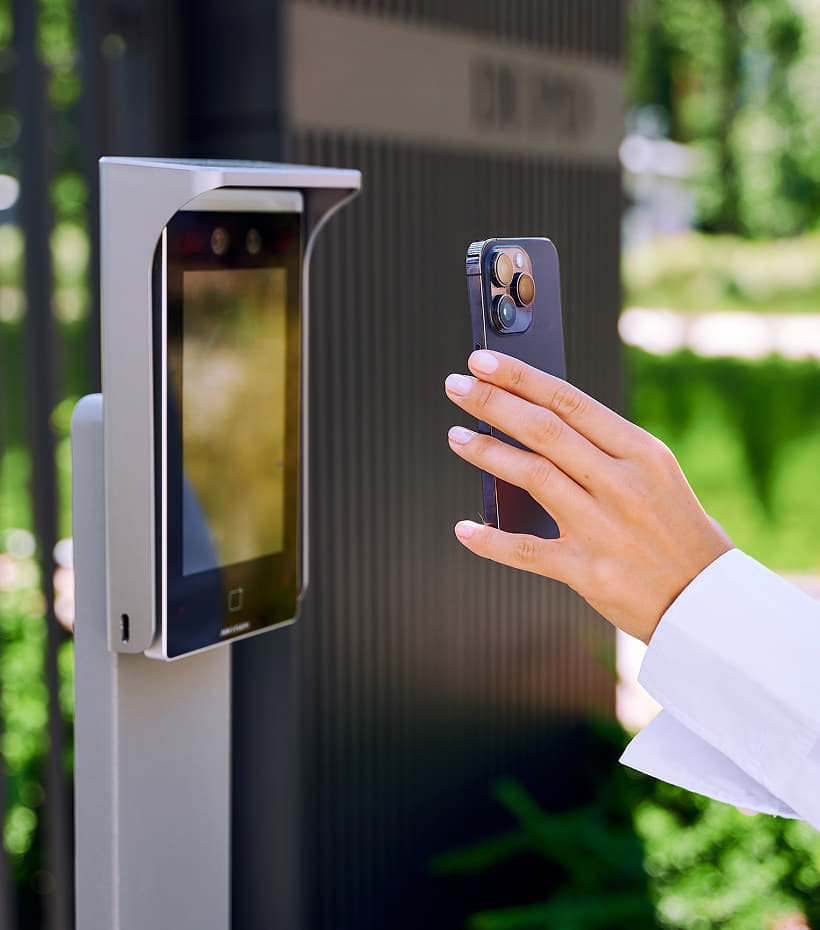 Безопасность — это основа спокойствия и комфорта, и в DEPO к ней относятся с особым вниманием. Строгий контроль доступа на территорию, в лобби и на подземный паркинг гарантирует, что только жители и авторизованные гости могут находиться на квартале.  Круглосуточное видеонаблюдение, мгновенный контроль сигналов охранной и противопожарной систем, а также возможность для жителей подключаться к камерам наблюдения создают надежную и прозрачную систему защиты.