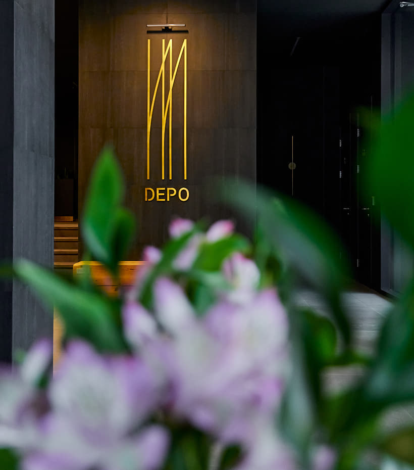 Чистота и порядок — основа комфортной жизни. Мы обеспечиваем регулярную уборку помещений, сезонное мытье фасадов и окон, а также тщательный уход за витражным остеклением домов. Особое внимание уделяется общественным местам: лобби, санузлам и придомовой территории, где каждая деталь поддерживается в безупречном состоянии.