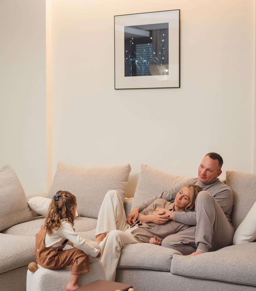 Интеллектуальная система управления объединяет ключевые инженерные решения DEPO в единую цифровую экосистему. Она автоматически регулирует отопление, водоснабжение, освещение и другие процессы, контролирует параметры и предотвращает нештатные ситуации. Система размещена в паркинге и следит за температурой, давлением и состоянием коммуникаций. В квартирах с чистовой отделкой дополнительно устанавливаются датчики протечек. Умные технологии работают незаметно, обеспечивая высокий уровень надёжности и комфорта в ежедневной жизни.