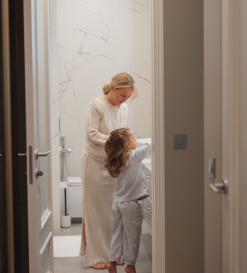 Холодная вода подается от внутренней сети жилого комплекса, горячая — через индивидуальные теплообменники, расположенные в индивидуальном тепловом пункте (ИТП) в паркинге. Все стояки скрыты в нишах, а в квартирах с готовой отделкой предусмотрена система защиты от протечек.