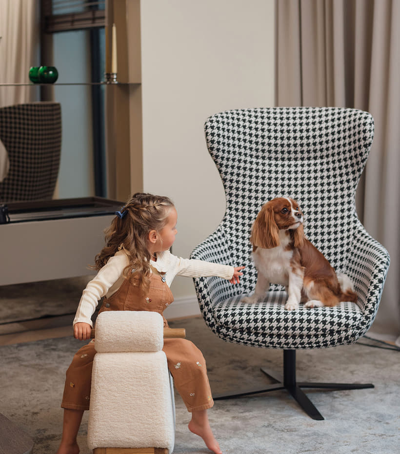 Электроснабжение жилых домов обеспечивается от трансформаторных подстанций с безопасными «сухими» трансформаторами. В зависимости от очереди застройки используются разные источники питания — как встроенные, так и расположенные на поверхности. Электроэнергия стабильно подается в квартиры и общие пространства.