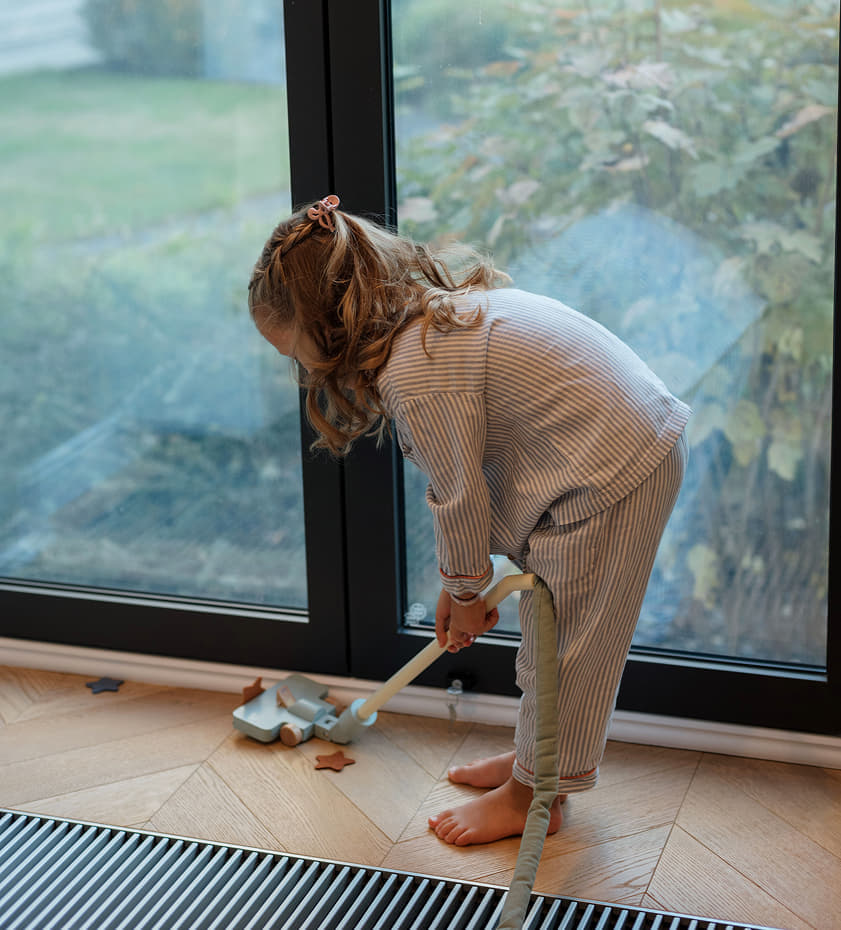 Отопление подключено к городским тепловым сетям через теплообменник в индивидуальном тепловом пункте, размещённом в паркинге. В домах используется горизонтальная система с распределением по этажам. В зависимости от комплектации квартир предусмотрены внутрипольные конвекторы, настенные приборы отопления или панельные радиаторы.
